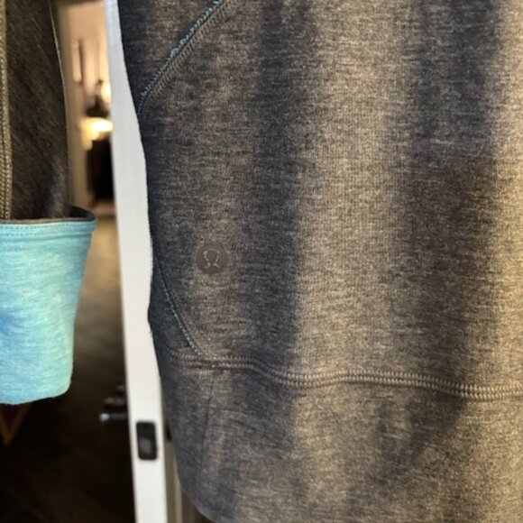 Lululemon Reversable Gray and Blue Crew Neck Sweatshirt, Size 4 - Picture 4 of 5